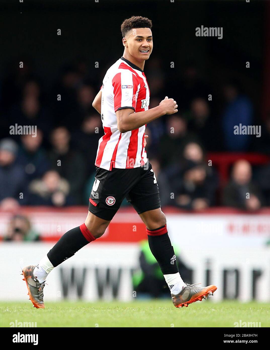 Ollie Watkins di Brentford celebra il suo primo obiettivo del gioco Foto Stock