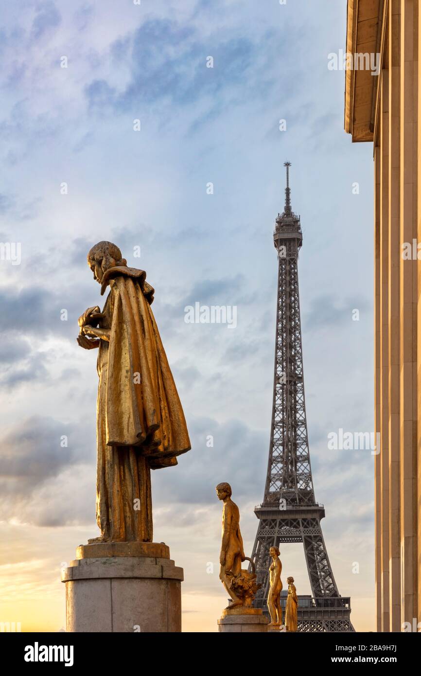 Vista mattutina della Torre Eiffel e delle statue dorate da Place du Trocadero, 16° arrondissement, Parigi, Francia Foto Stock