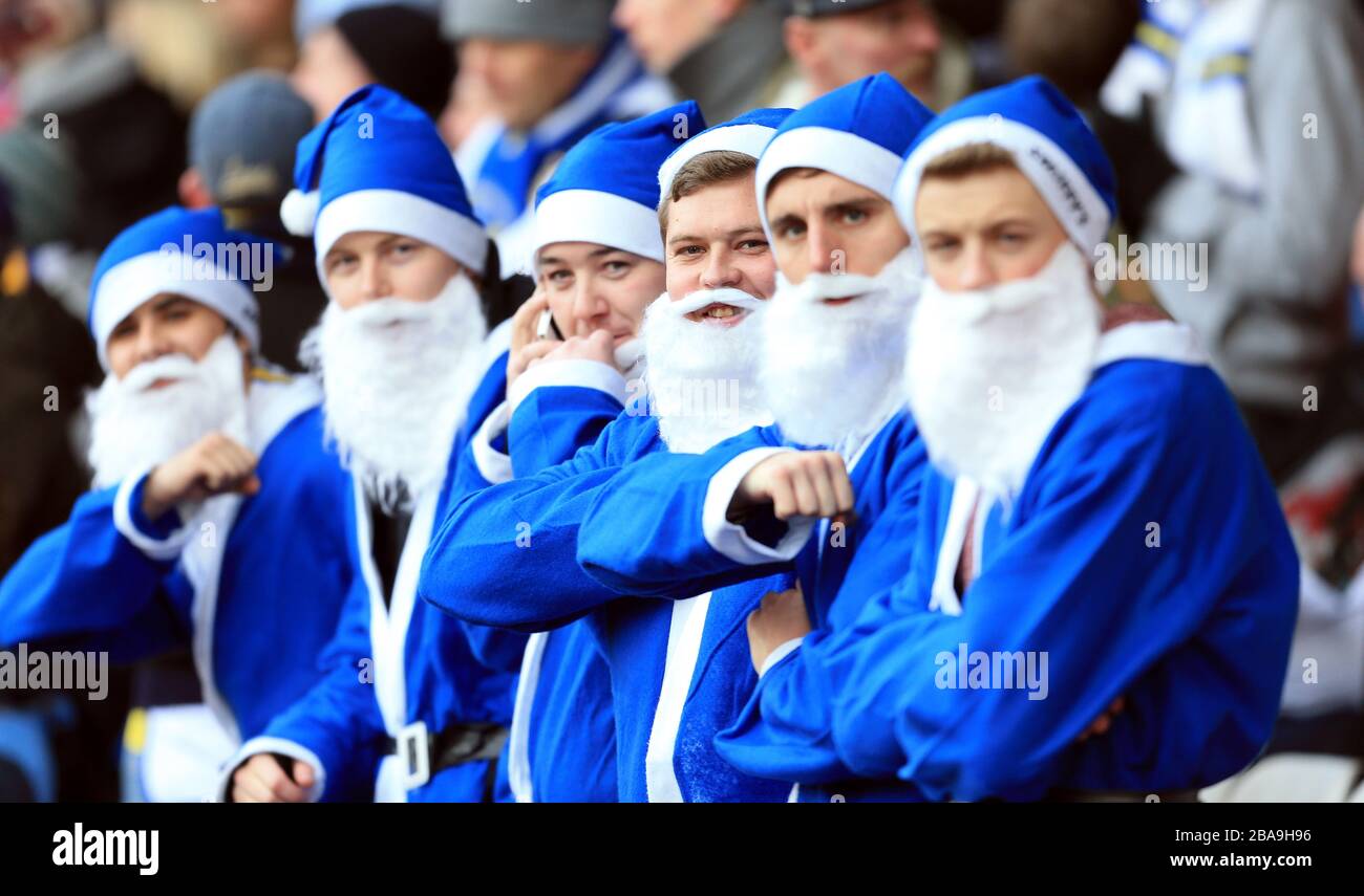 I fan di Leeds United vestiti come Babbo Natale blu' Foto Stock