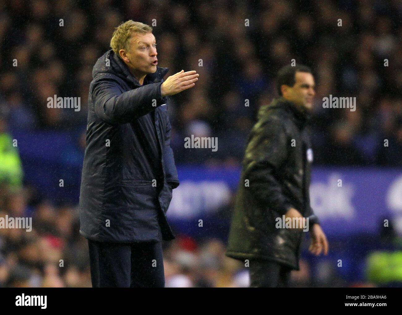 Il manager di Everton David Moyes e il manager atletico di Wigan Roberto Martinez (a destra) sulla linea di contatto Foto Stock