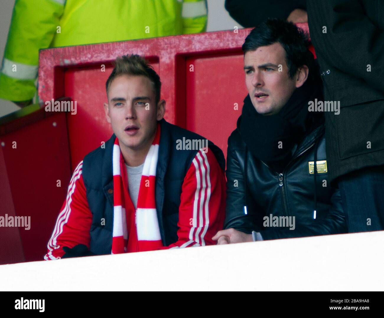 Nottinghamshire e Inghilterra bowler Stuart Broad (a sinistra) in stand prima del calcio d'inizio Foto Stock