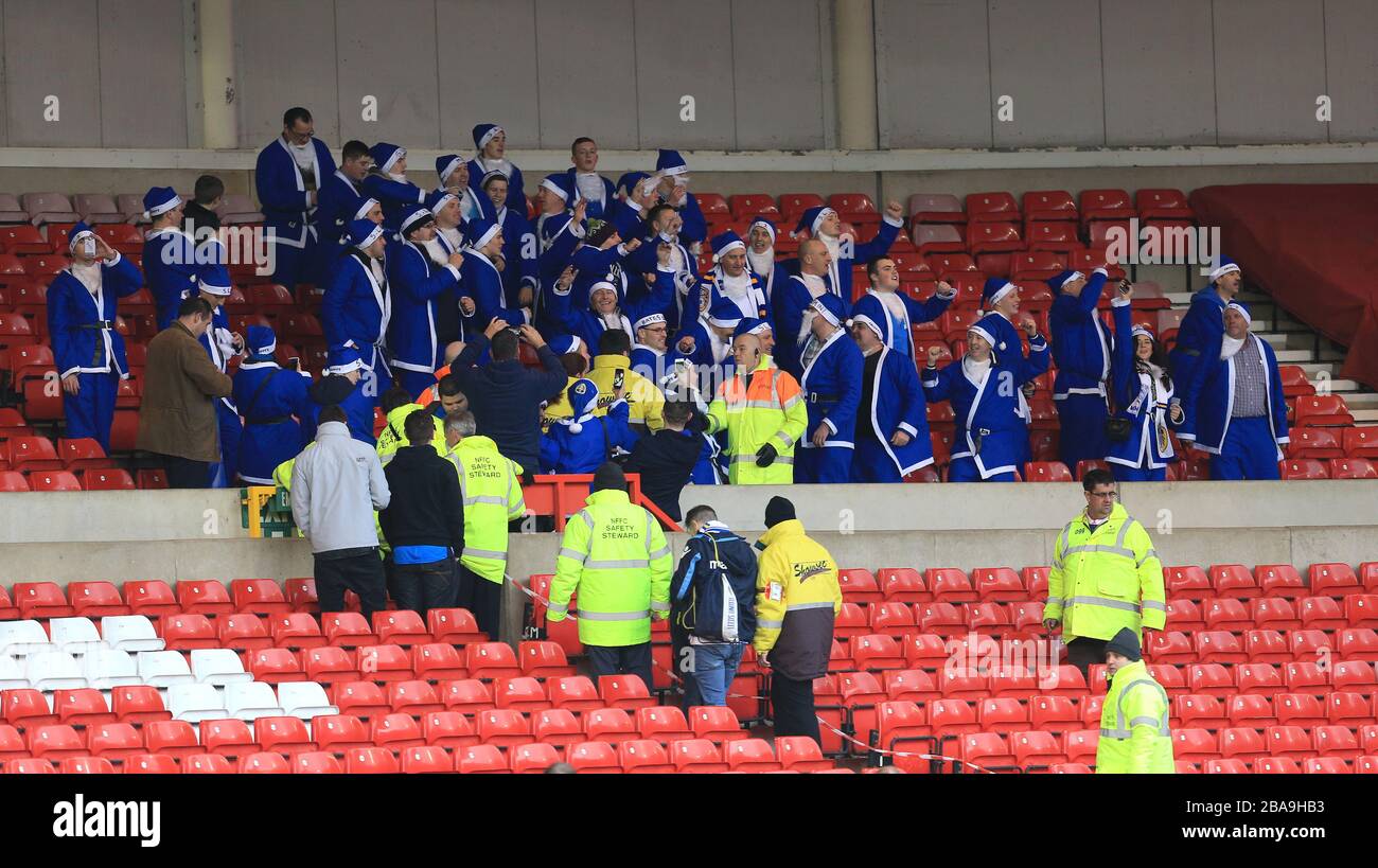 I fan di Leeds United vestiti come festa blu di Babbo Natale negli stand Foto Stock