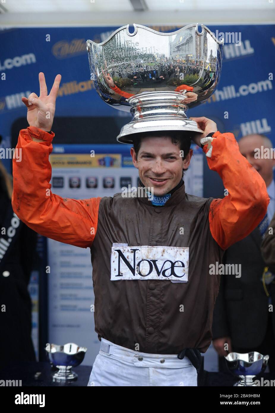 Jockey Sam Waley-Cohen celebra dopo aver vinto il William Hill King George VI Chase con Long Run Foto Stock