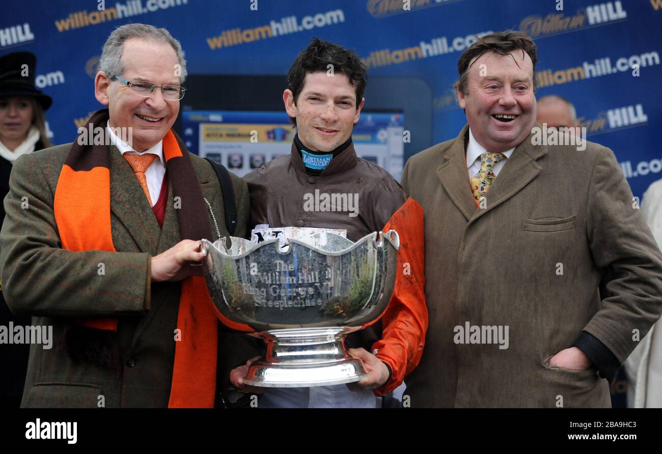 Il jockey Sam Waley-Cohen, l'allenatore Nicky Henderson (a destra) e Robert Waley-Cohen festeggiano con il trofeo dopo aver vinto il William Hill King George VI Chase con Long Run Foto Stock