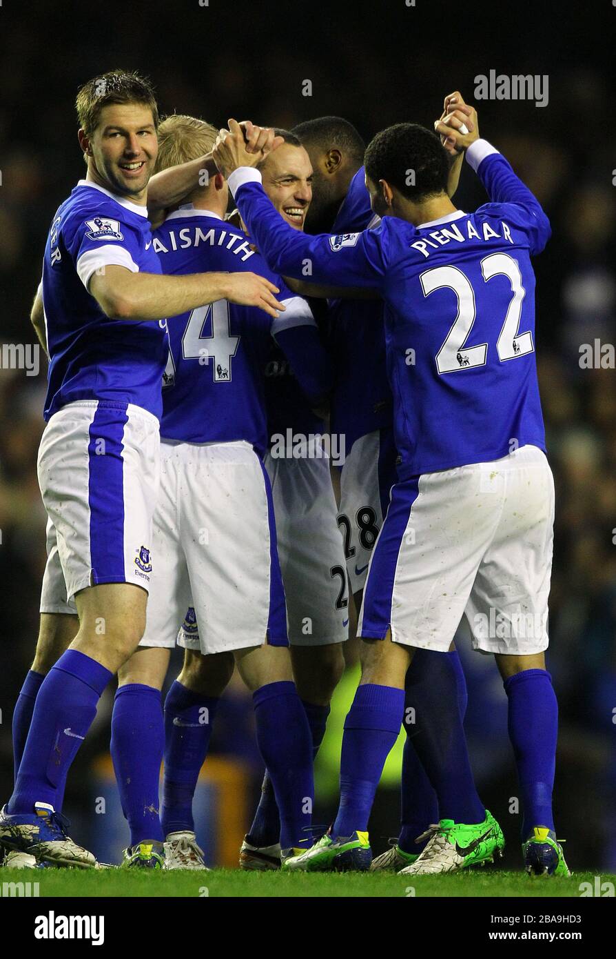 Leon Osman di Everton (al centro) festeggia il primo goal del gioco con i compagni di squadra Foto Stock