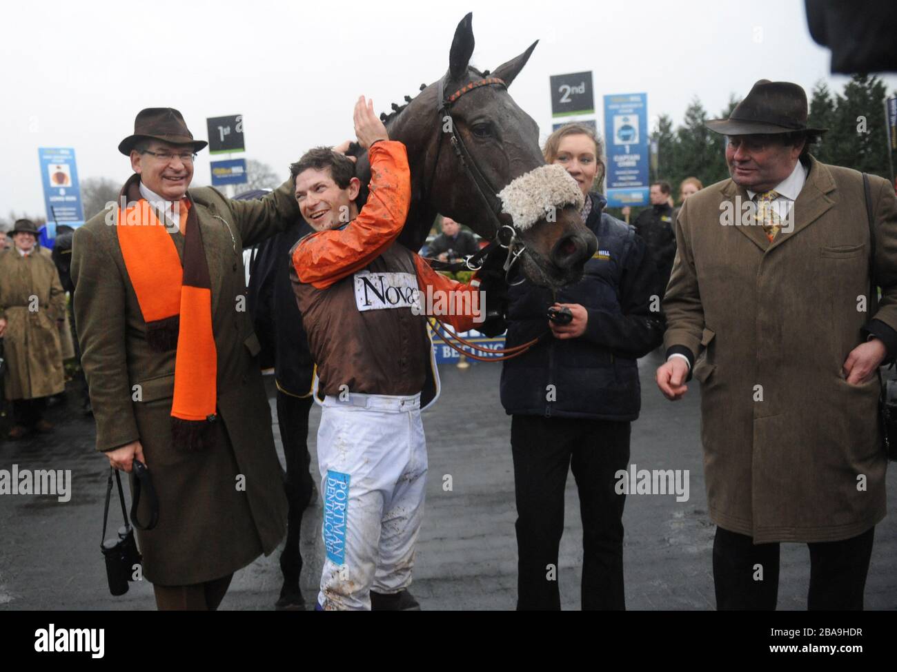 Robert Waley-Cohen, (proprietario), Sam Waley-Cohen (fantino), Long Run e istruttore Nicky Henderson nel recinto vincitori dopo aver vinto un drammatico William Hill King George VI Chase Foto Stock