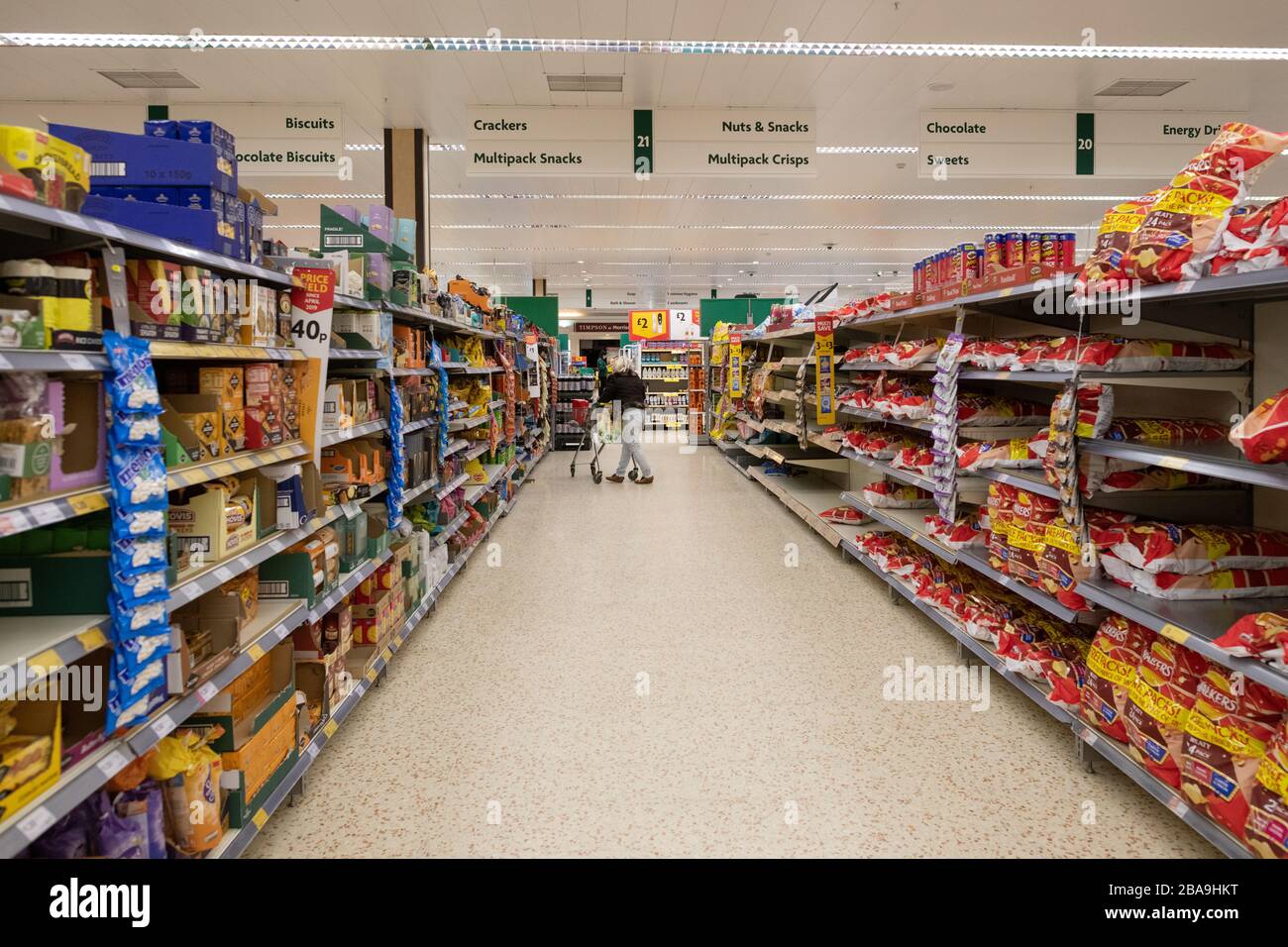 Glasgow, Scozia, Regno Unito. 26 marzo 2020. Coronavirus Lockdown Glasgow Scotland: Un cliente che acquista all'interno di un supermercato Morrisons a Glasgow. I numeri limitati sono consentiti nel negozio per consentire ai clienti di mantenere la distanza di lunghezza di un trolley dagli altri in qualsiasi momento Credit: Kay Roxby/Alamy Live News Foto Stock