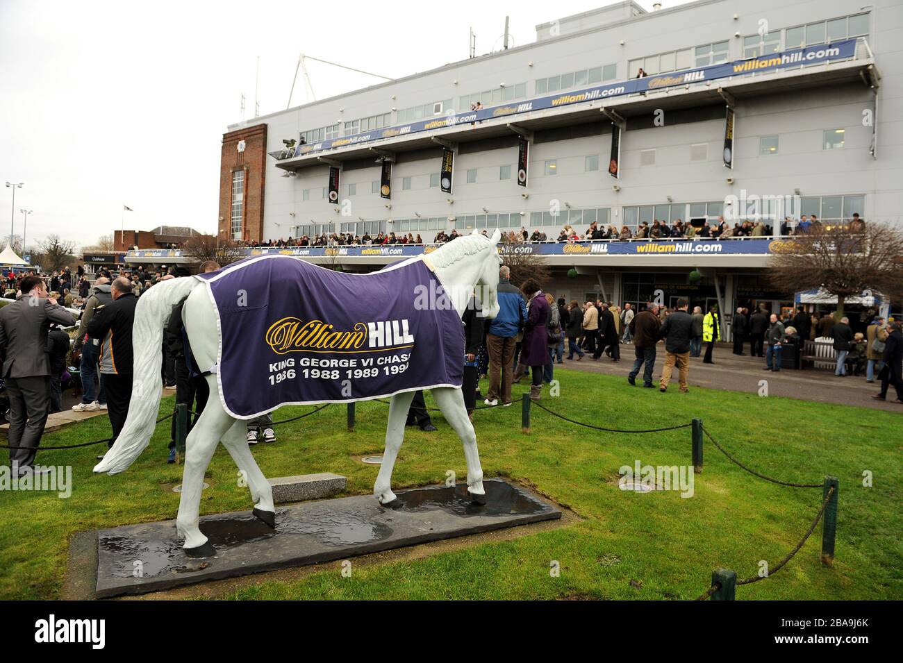 Una vista generale della statua del deserto Orchidea all'Ippodromo di Kempton Park Foto Stock