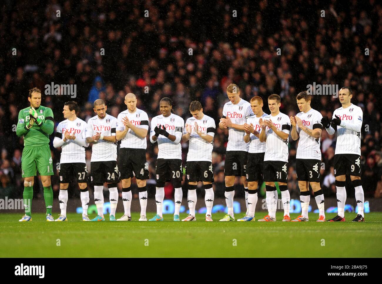 I giocatori di Fulham osservano un minuto di applauso per ricordare coloro che sono scomparsi nel corso dell'anno Foto Stock