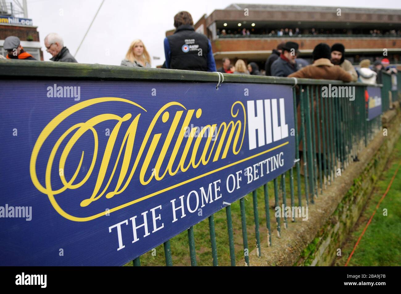 Dettaglio della segnaletica di William Hill all'ippodromo di Kempton Park Foto Stock