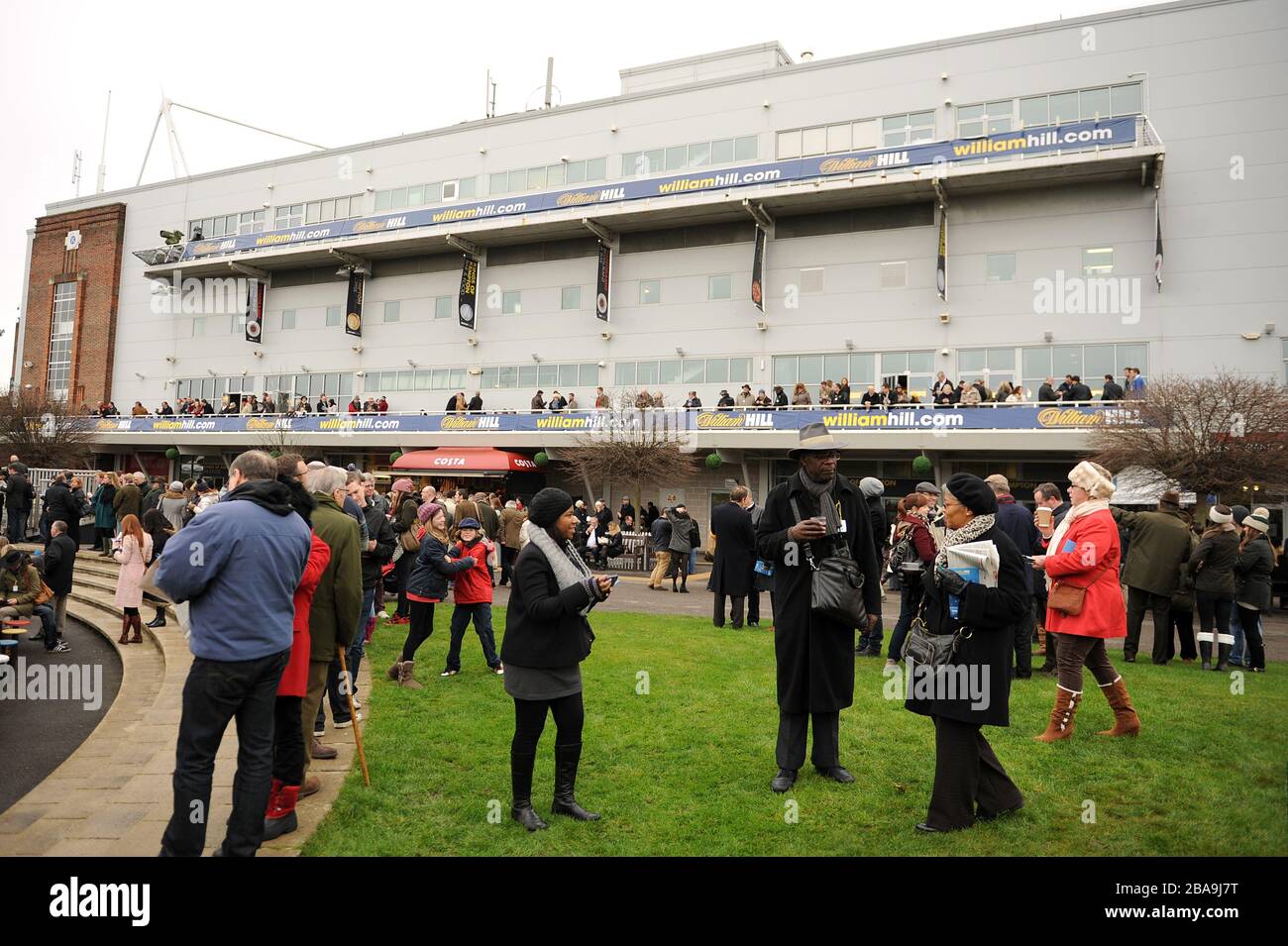 I Racegoers si godono la loro giornata nei terreni dell'ippodromo di Kempton Park Foto Stock