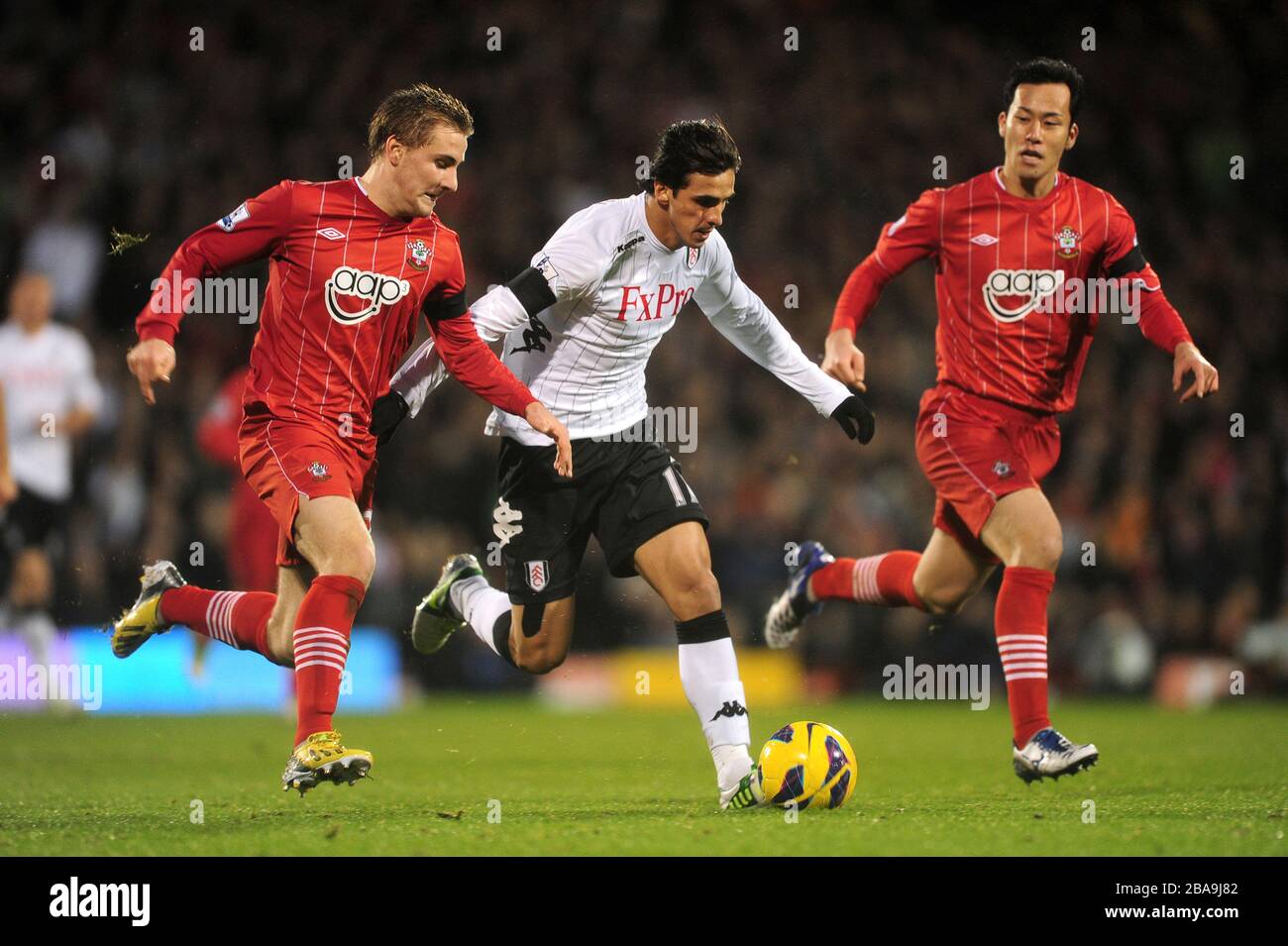 Bryan Ruiz di Fulham (al centro) corre a Luke Shaw di Southampton (a sinistra) e Yoshida Maya Foto Stock