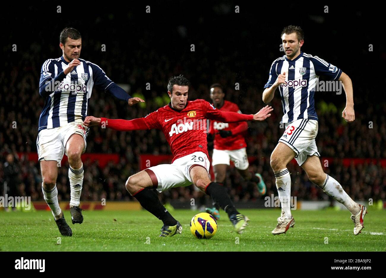 Robin van Persie del Manchester United (al centro) in azione con Gabriel Tamas del West Bromwich Albion (a sinistra) e Gareth McAuley Foto Stock