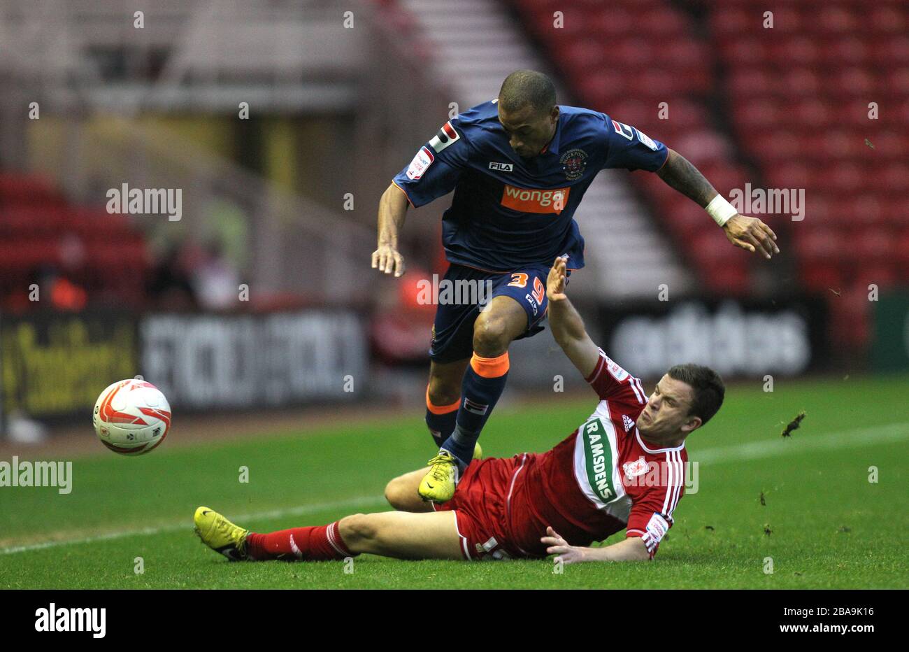 Andy Halliday di Middlesbrough affronta il Wes Thomas di Blackpool Foto Stock