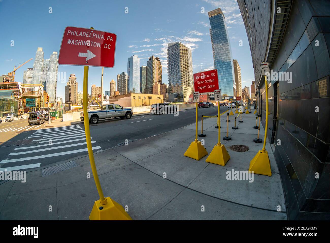 Linee di serpente vuote per gli autobus interurbani a New York martedì 24 marzo 2020 a causa delle distanze sociali e della pandemia COVID-19. (© Richard B. Levine) Foto Stock