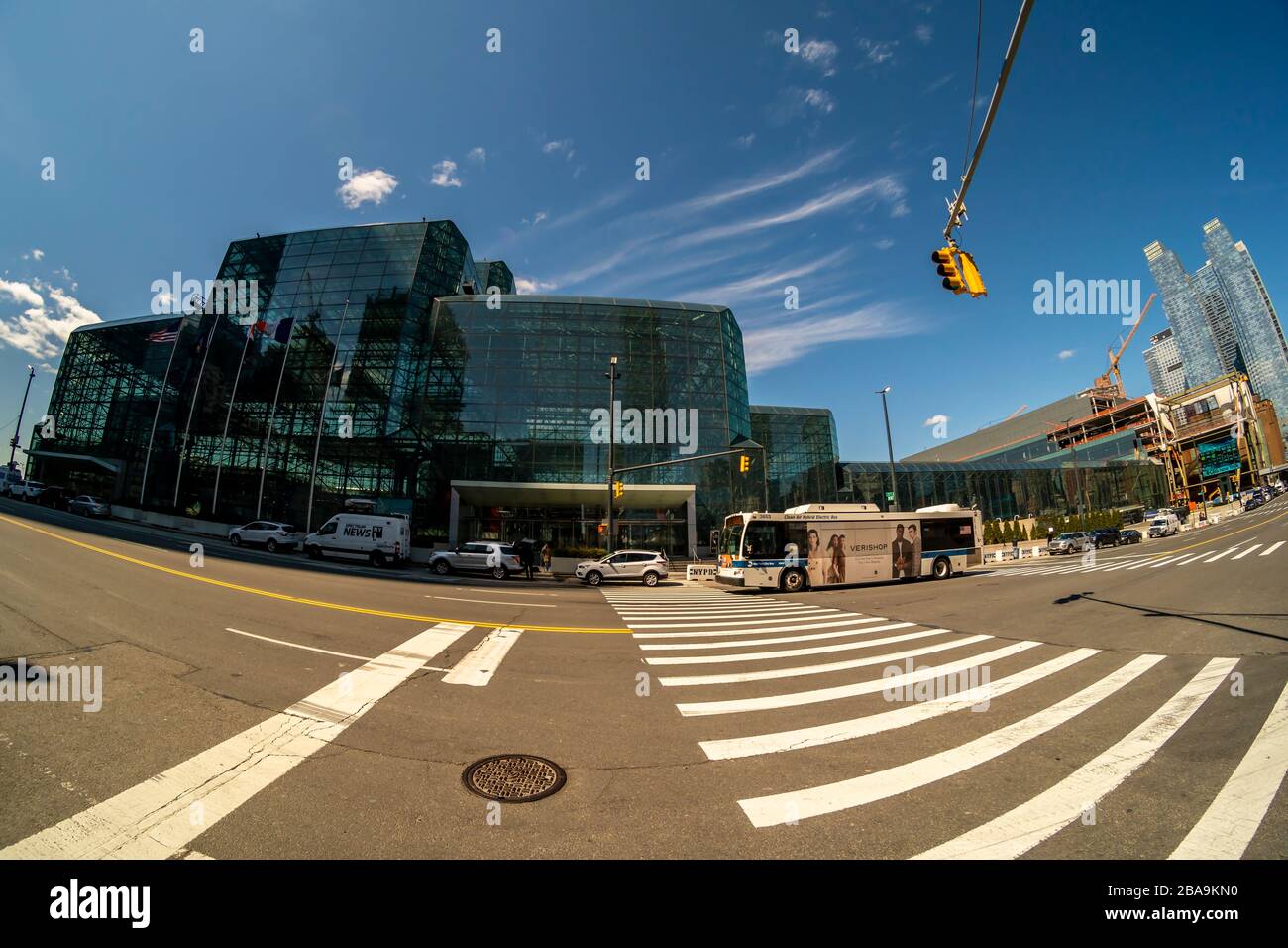 Il Jacob Javits Convention Center a New York martedì 24 marzo 2020. A causa della pandemia del COVID-19, l'edificio sarà convertito in un complesso ospedaliero a 2000 posti letto dal corpo degli ingegneri dell'esercito. (© Richard B. Levine) Foto Stock