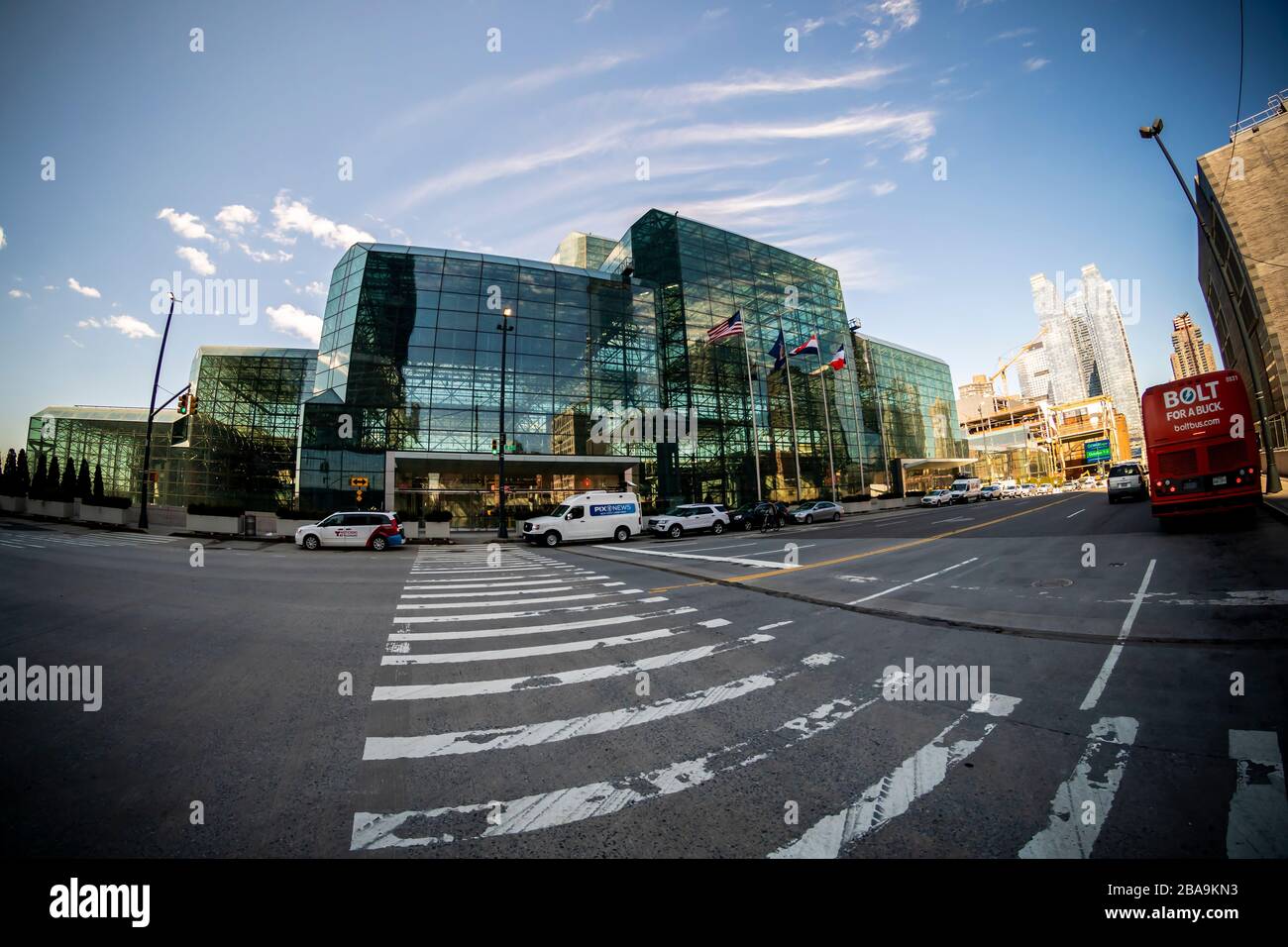 Il Jacob Javits Convention Center a New York martedì 24 marzo 2020. A causa della pandemia del COVID-19, l'edificio sarà convertito in un complesso ospedaliero a 2000 posti letto dal corpo degli ingegneri dell'esercito. (© Richard B. Levine) Foto Stock