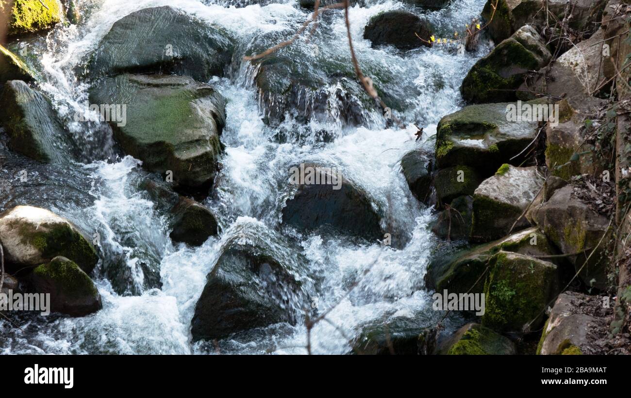 Acqua di schiumeggiamento in un torrente alla periferia della città Foto Stock