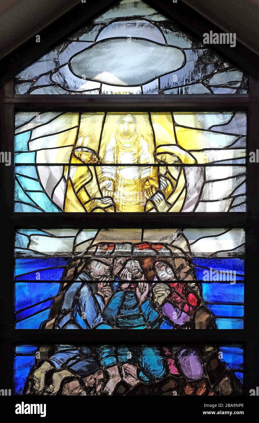 Dio inizia la salvezza in questo mondo attraverso suo Figlio Gesù Cristo, vetrate di Sieger Koder nella chiesa di San Giovanni a Piflas, Germania Foto Stock