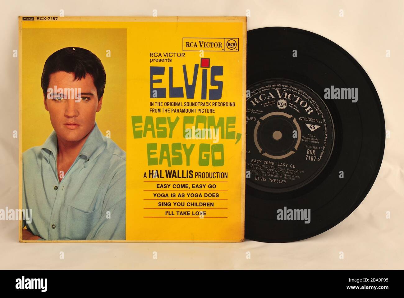 Extended Play (EP) etichetta nera RCA film in vinile colonna sonora di 'Easy come, Easy Go' di Elvis Presley Foto Stock