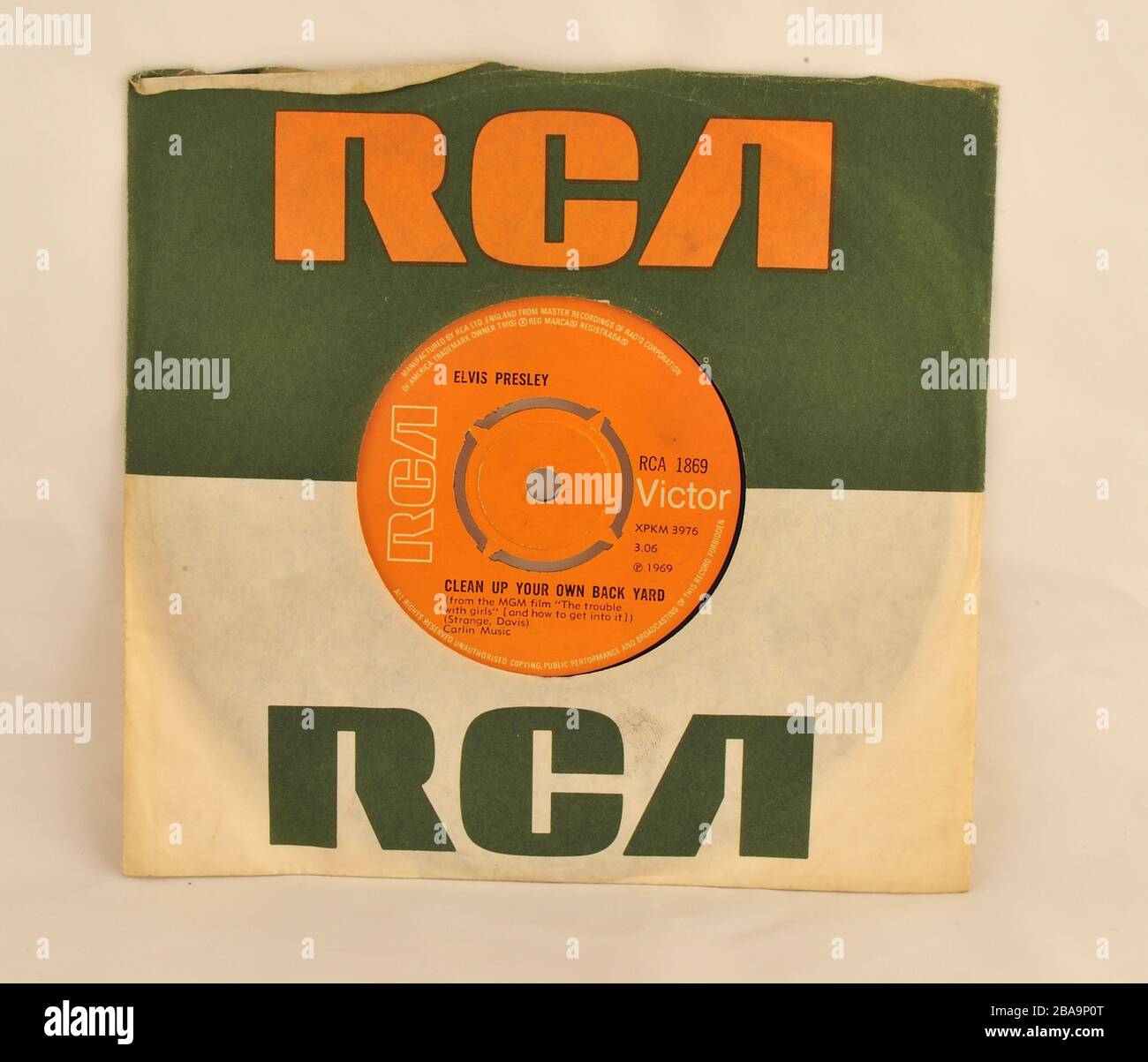 45rpm vinile singolo sull'etichetta RCA arancione di 'Pulisci il tuo cortile' di Elvis Presley presentato nel film 'The Trouble with Girls' Foto Stock