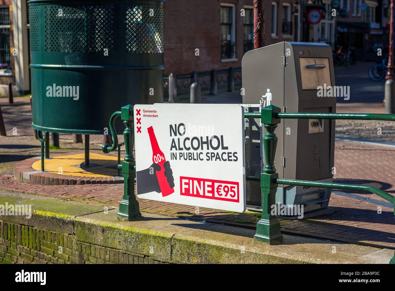 Cartello segnaletico in inglese vicino a un canale con la scritta "No alcohol in Public Spaces" nel quartiere a luci rosse nel centro di Amsterdam. Foto Stock