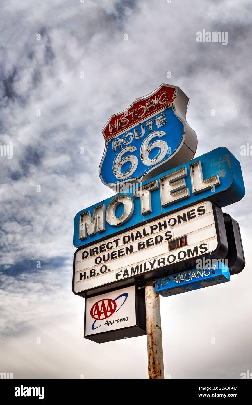 Cartello Vintage motel lungo la storica U.S. Route 66, Seligman, Arizona, USA Foto Stock