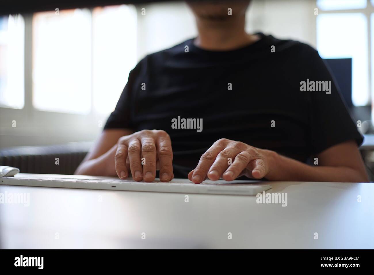 Primo piano di digitazione con la tastiera Foto Stock
