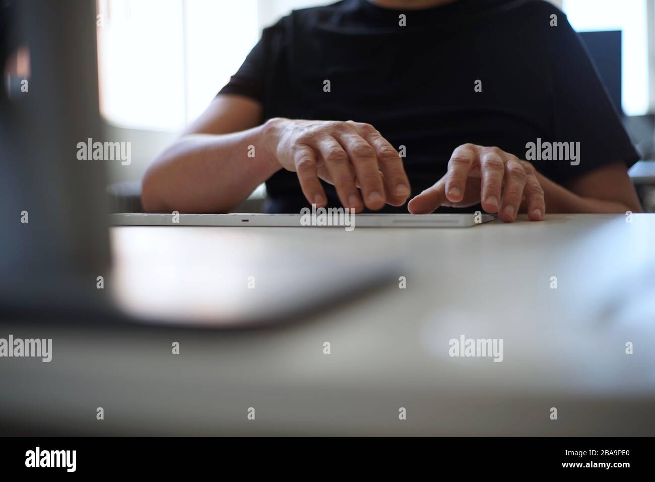 Primo piano di digitazione con la tastiera Foto Stock