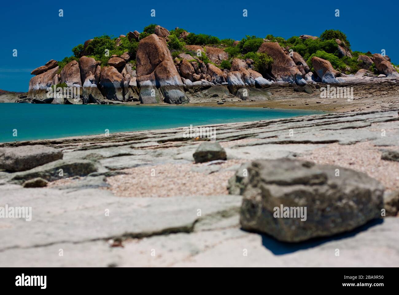 La linea marea molto visibile intorno alle isole nel nord dell'Australia occidentale. Foto Stock