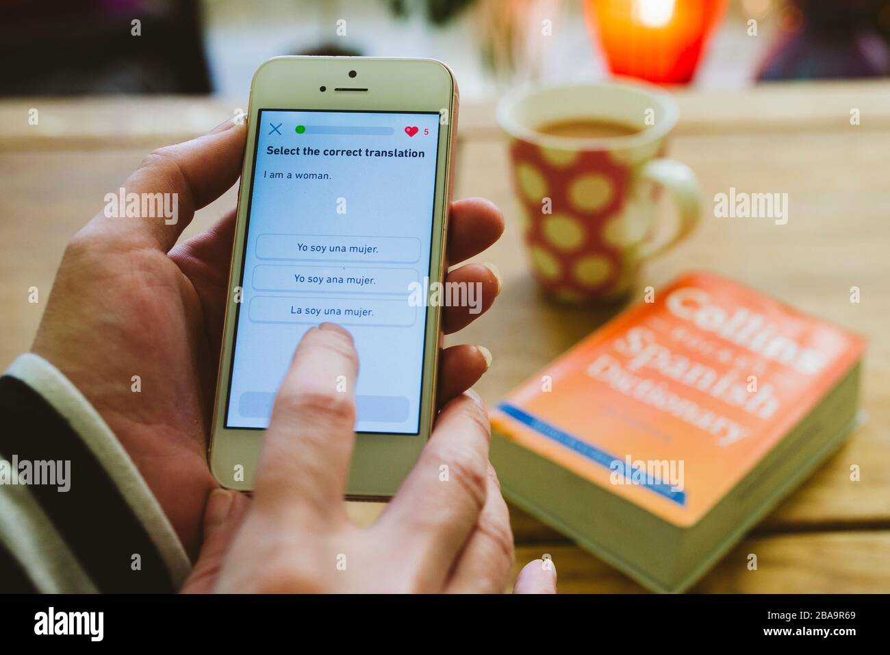 Coronavirus lockdown UK autoisolamento a casa imparare una nuova lingua con l'app Duolingo Foto Stock