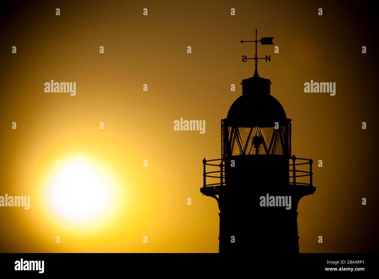 Il verde dipinto South Mole Lighthouse, nella baia di Fremantle, Australia Occidentale al tramonto Foto Stock