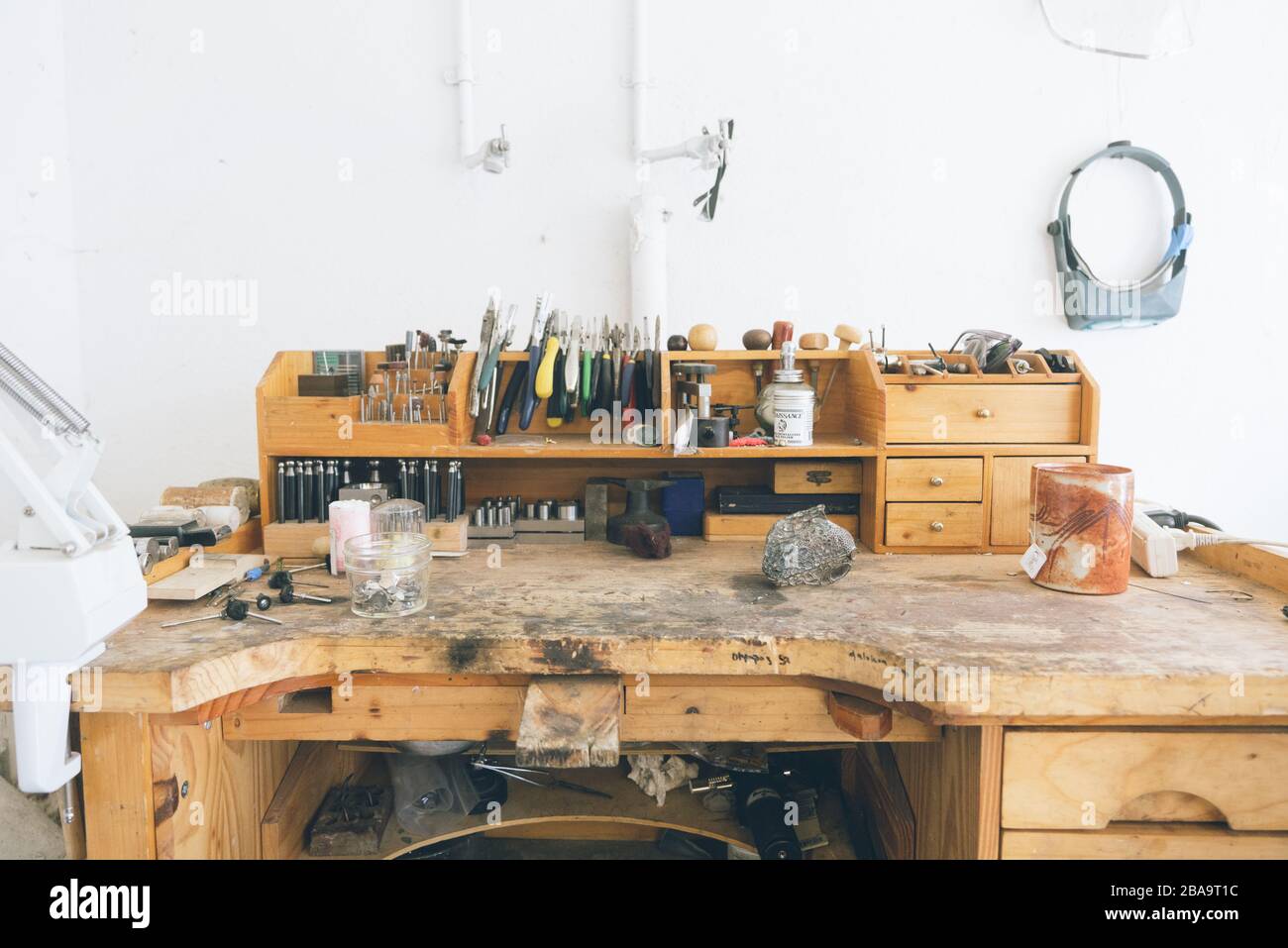 Banco da lavoro in legno Jewlers con strumenti organizzati per la creazione di arte Foto Stock