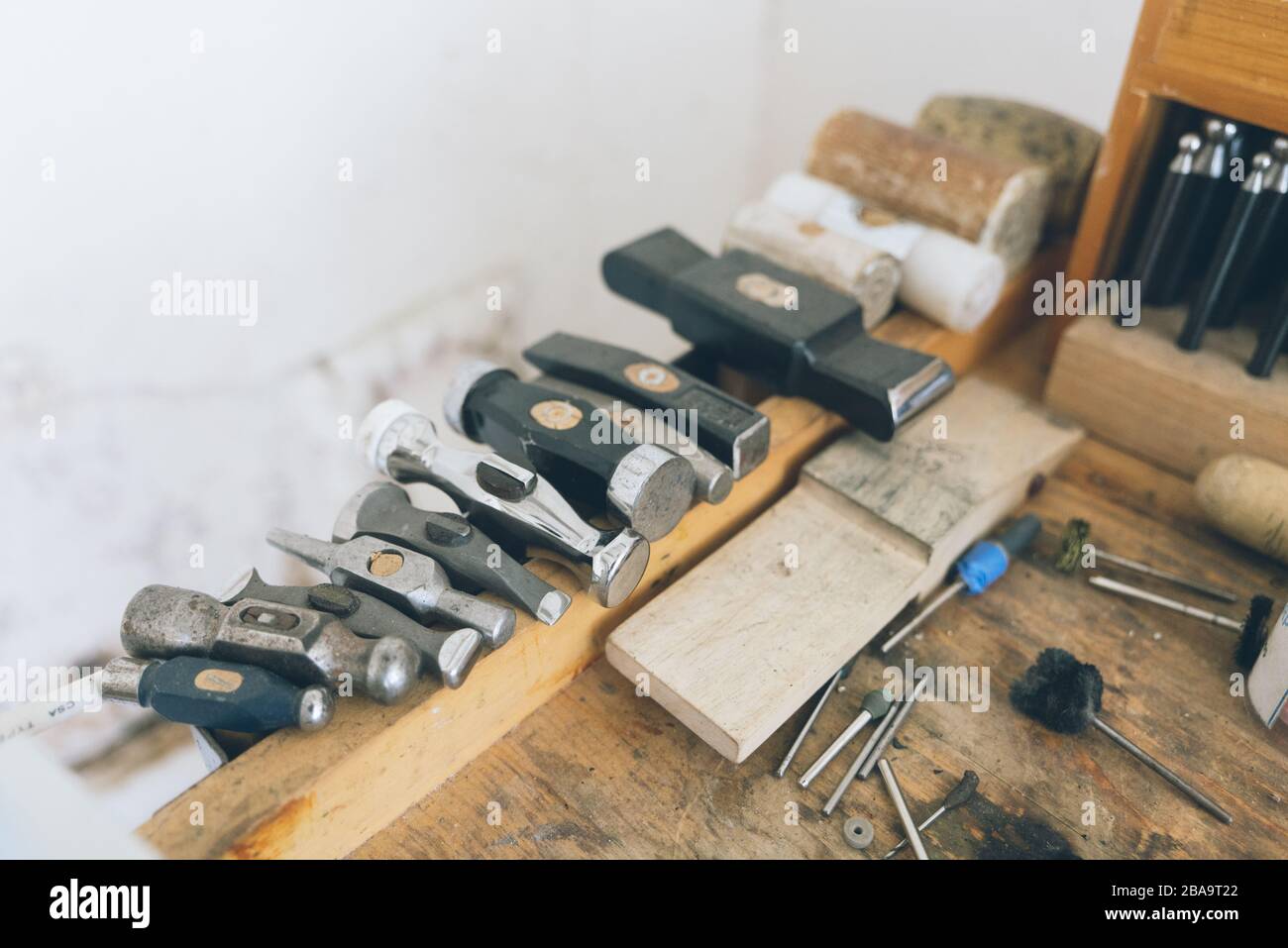 Rack di teste di martello assortite che variano da misura a parte altri utensili Foto Stock