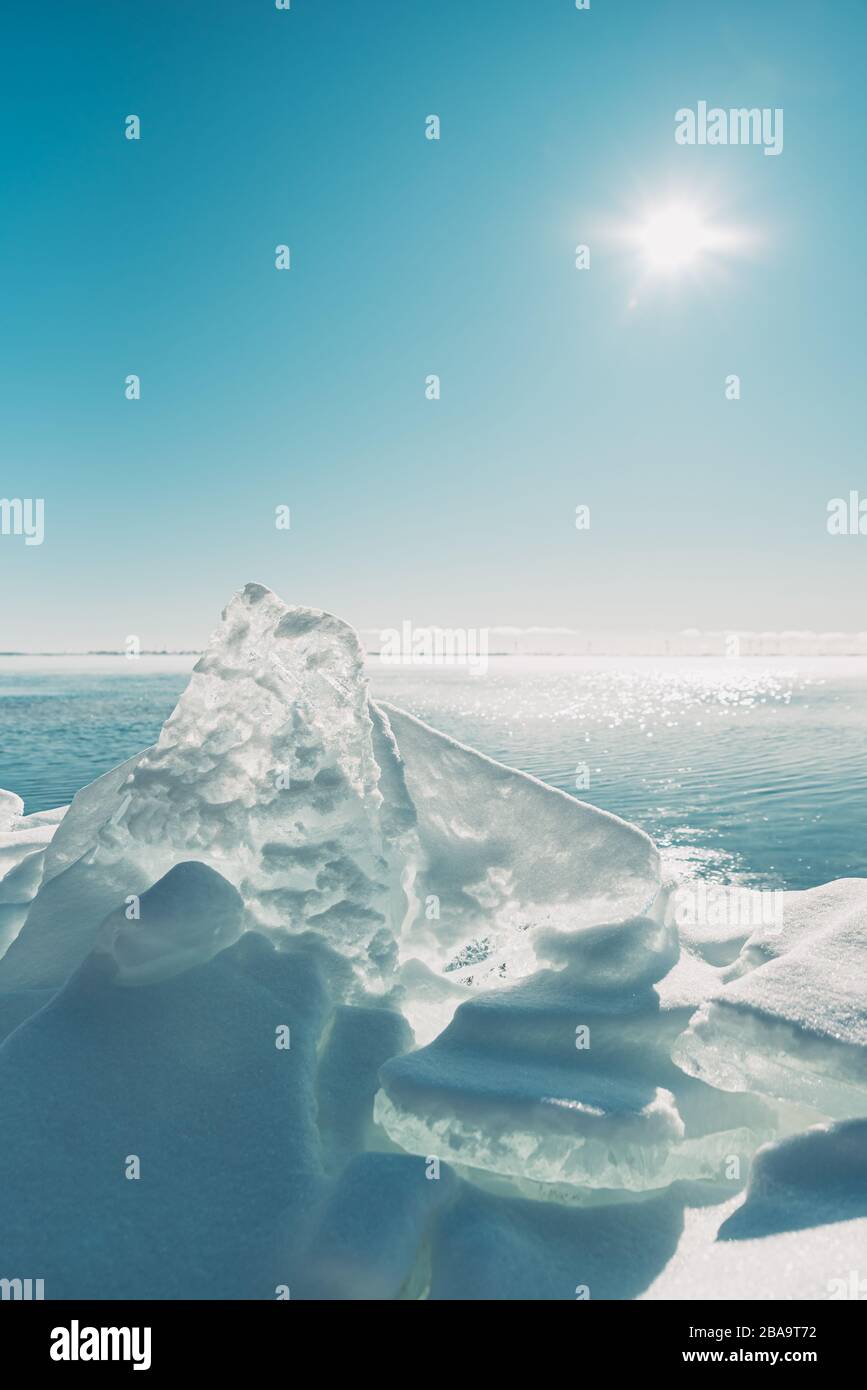 Primo piano di un grande pezzo di ghiaccio lungo la costa del lago in Canada. Foto Stock