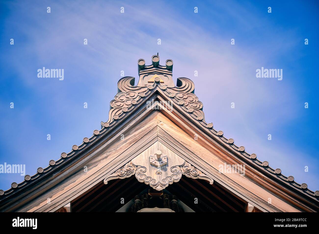 Dettagli sul tetto di un tradizionale edificio in legno al Tempio Kenchoji Zen Foto Stock