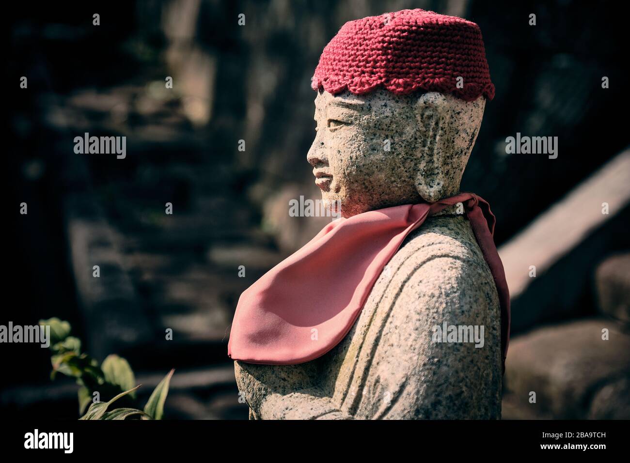 Scultura in pietra di Gizo al mattino nel tempio Kenchoji Zen Foto Stock