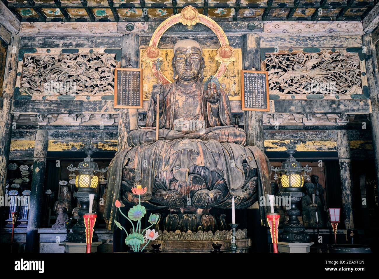 Scultura di Buda all'interno di un tempio di Kenchoji Zen Foto Stock