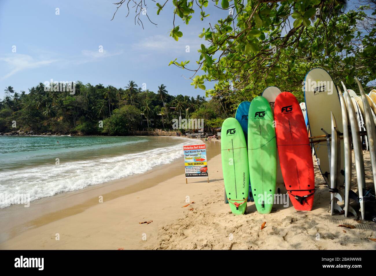 Sri Lanka, Hiriketiya spiaggia, surf noleggio Foto Stock
