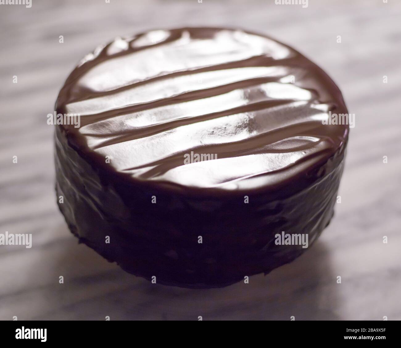 Torta con specchio di cioccolato scuro Foto Stock
