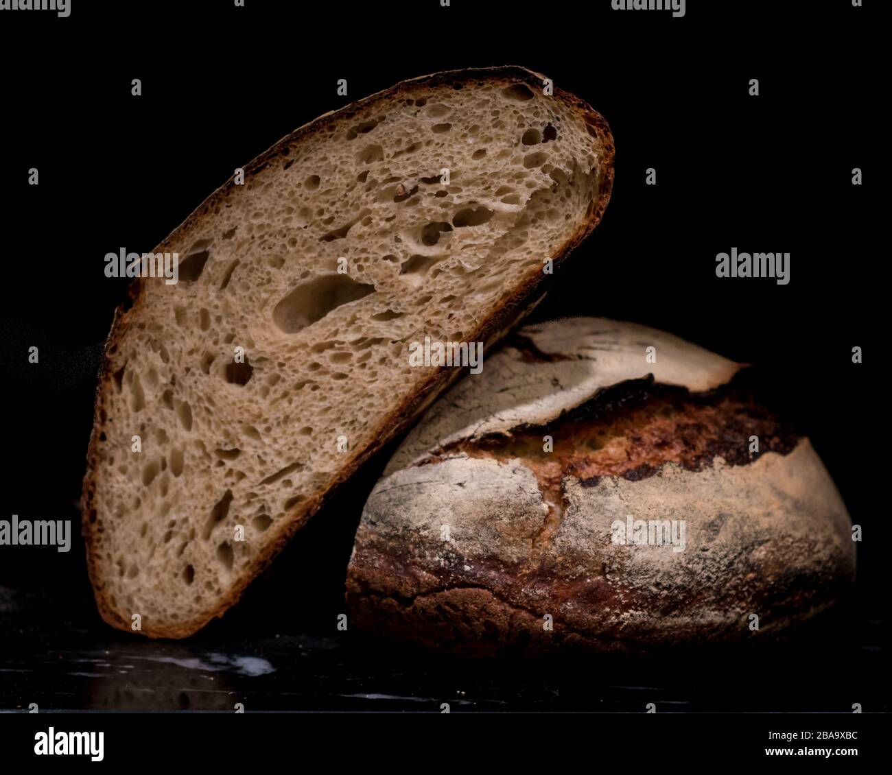 Tagliare la pagnotta di pane di pasta di zucca su sfondo nero Foto Stock