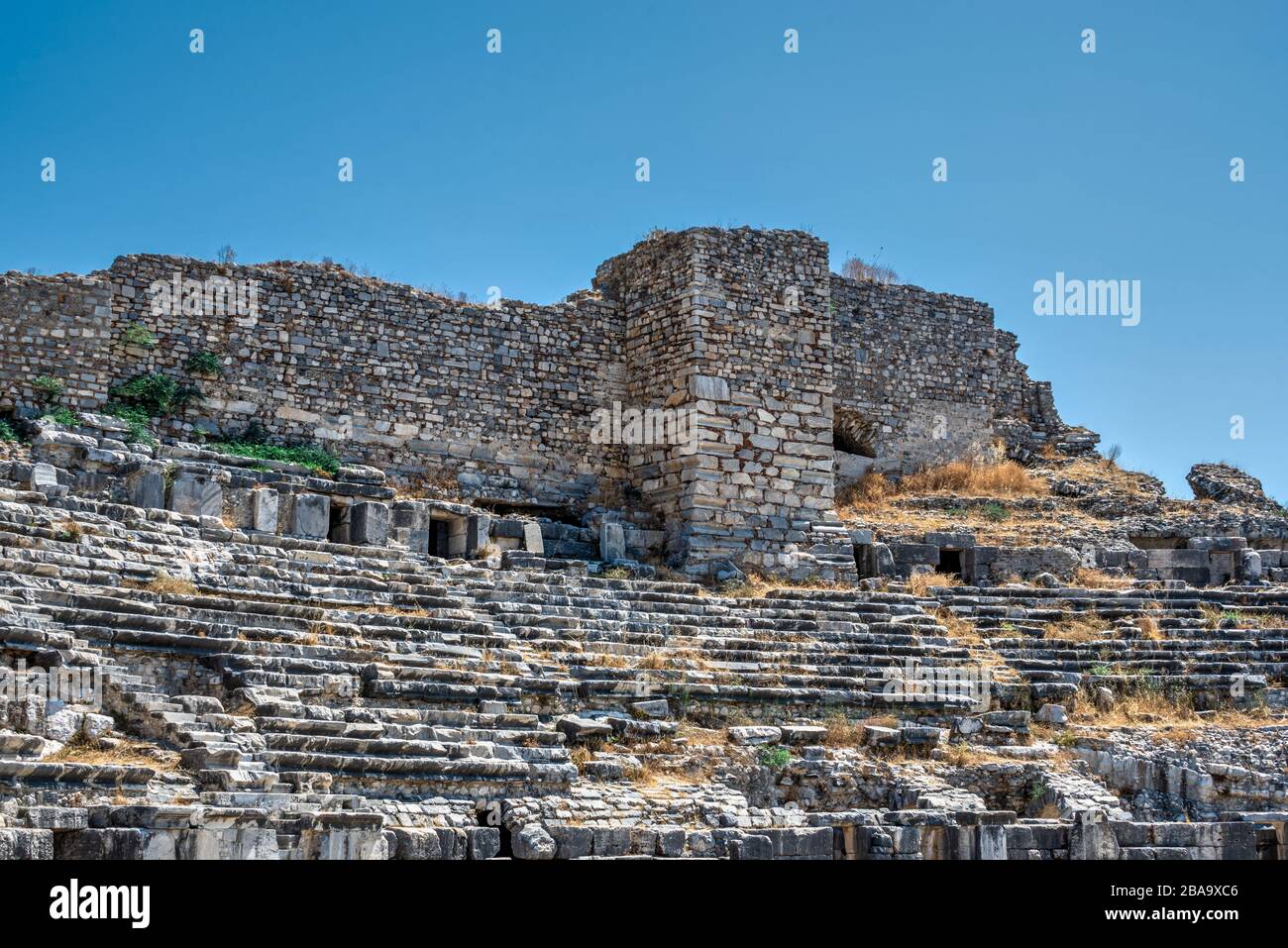 Antica città greca Miletus sulla costa occidentale dell'Anatolia, Turchia, in una giornata estiva soleggiata Foto Stock
