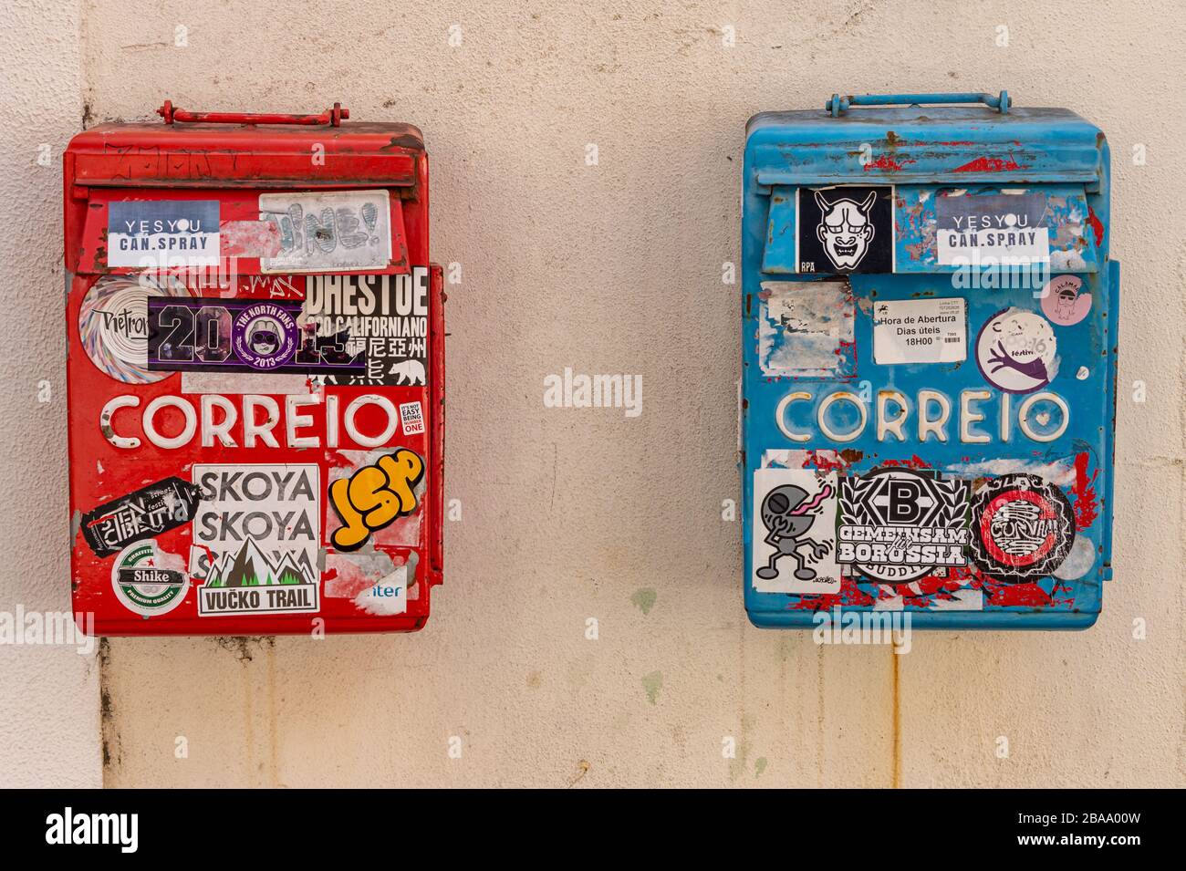 Lisbona, Portogallo - 8 marzo 2020: Due caselle rosse e blu ricoperte di adesivi Foto Stock