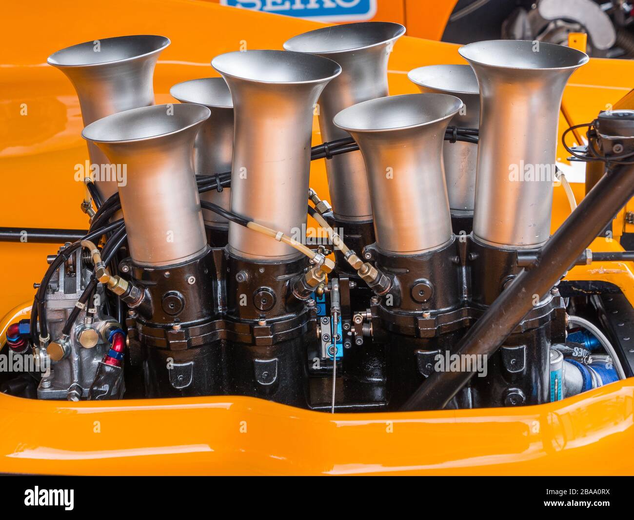 McLaren M8F Racing car argento motore trombe al Silverstone Classic, circuito di Silverstone, Towcester, Northamptonshire, Regno Unito Foto Stock