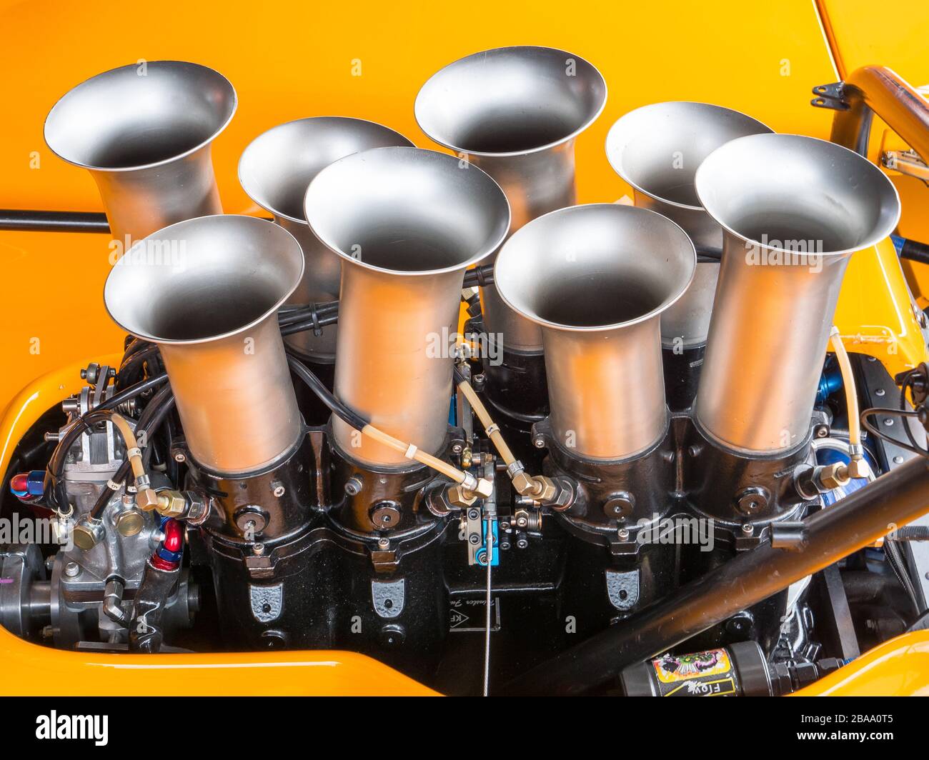 McLaren M8F Racing car argento motore trombe al Silverstone Classic, circuito di Silverstone, Towcester, Northamptonshire, Regno Unito Foto Stock