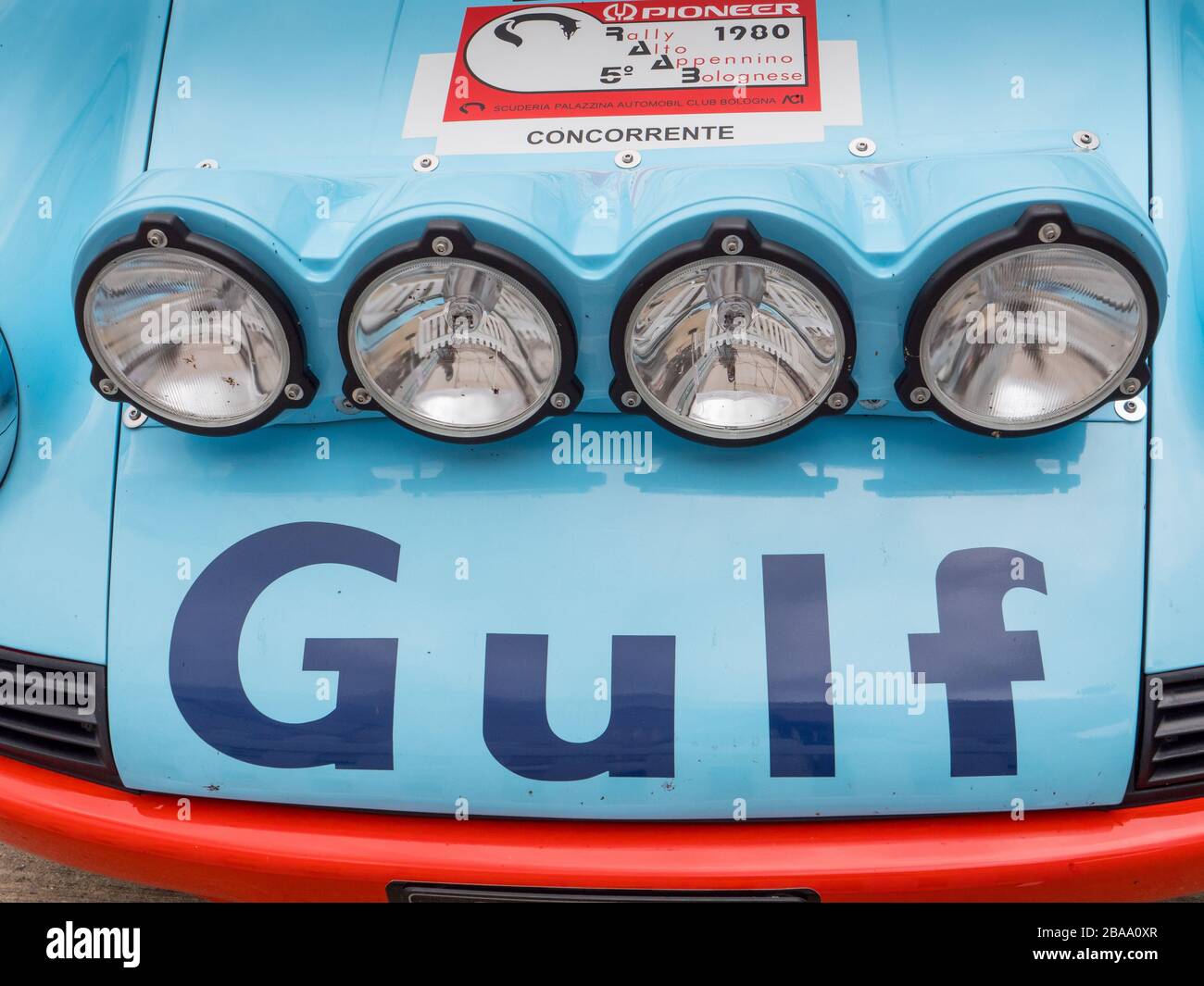 Una linea di 4 faretti su una Gulf Porsche al circuito di Silverstone, Towcester, Northamptonshire, UK 2019 Foto Stock