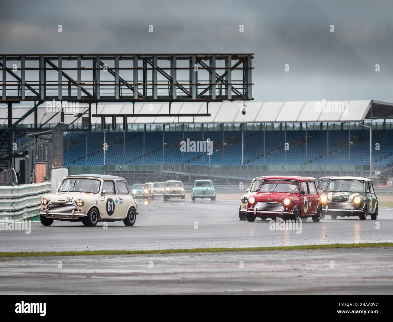 Mini Racing su pista bagnata al circuito di Silverstone, Towcester, Northamptonshire, UK 2019 Foto Stock