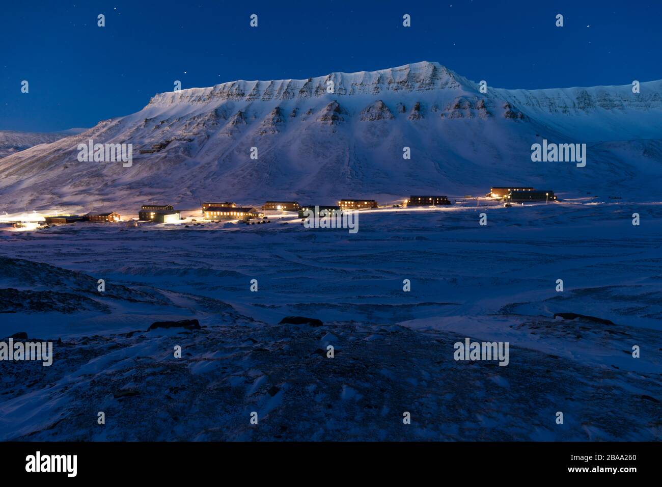 Norvegia paesaggio ghiaccio natura del ghiacciaio montagne di Spitsbergen, Longyearbyen, Svalbard. Oceano Artico durante la giornata polare invernale e il colorato tramonto Foto Stock