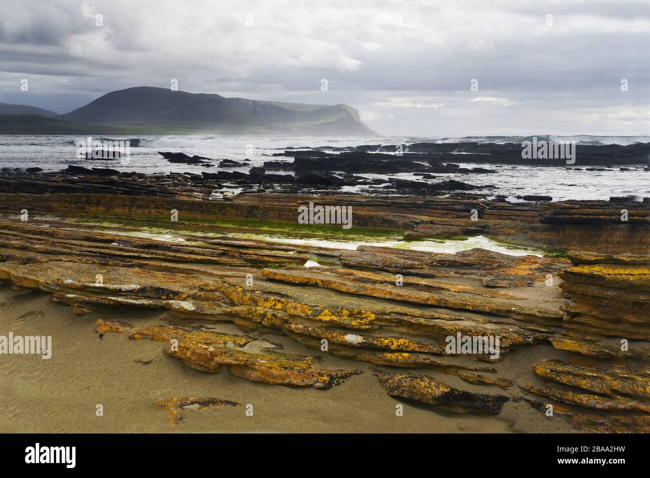 Vista della colorata Baia di Warbeth in Scozia con una tempesta in arrivo Foto Stock