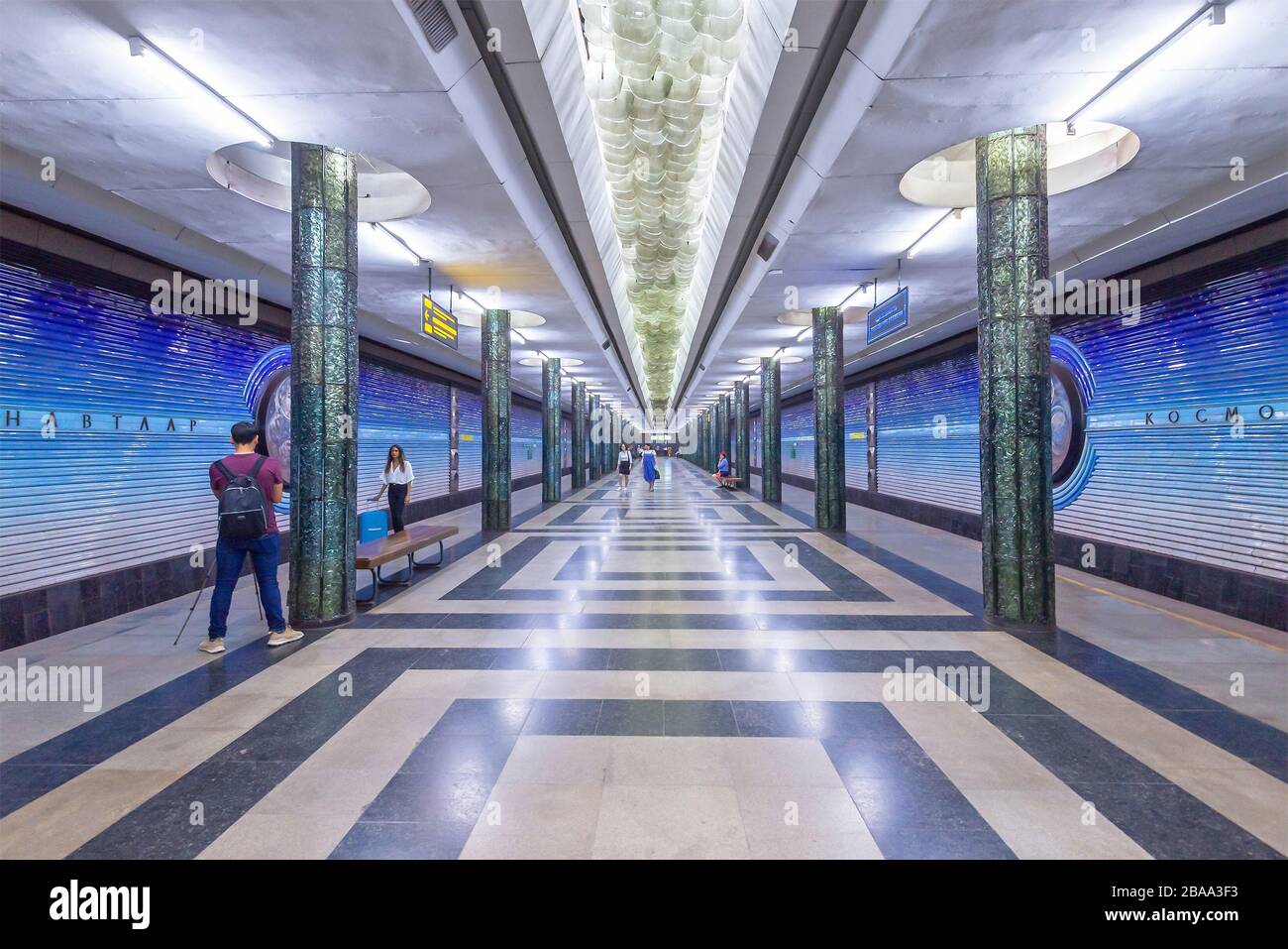 Kosmonavtlar Metro Station in programma spazio decorazione a tema a Tashkent, Uzbekistan. Stazione di metropolitana da anni sovietici con colonne simmetriche. Foto Stock
